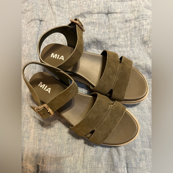 Mia “Evana” Wedge Sandals Olive Green EUC Only Worn Once Size 8 - Picture 2 of 10